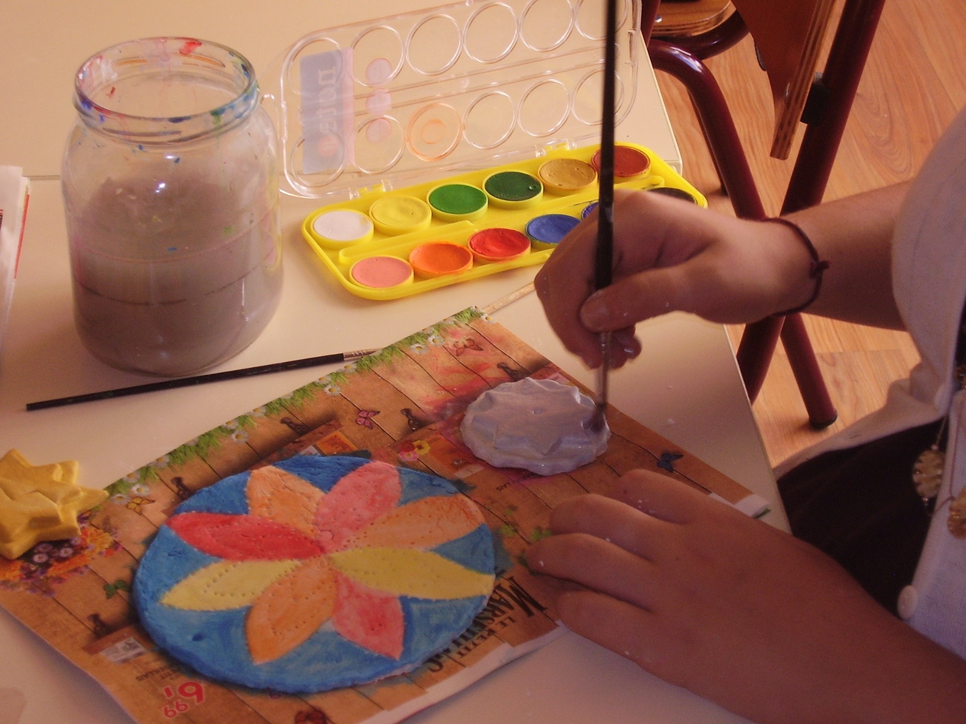 Mandala em gesso - realizada por uma Criança.